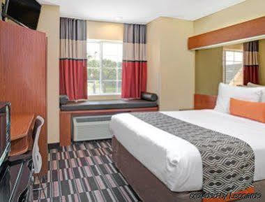 Microtel Inn & Suites By Wyndham Bushnell Ngoại thất bức ảnh
